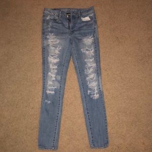 American Eagle light washed ripped jeans- SIZE 6